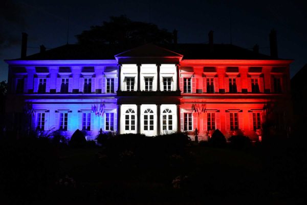 Drapeau bleu blanc rouge sur préfecture loir et cher